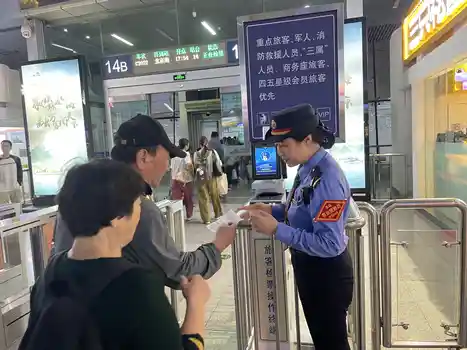 铁轨上的温度守护者——天津站客运值班员施彤的暖心故事