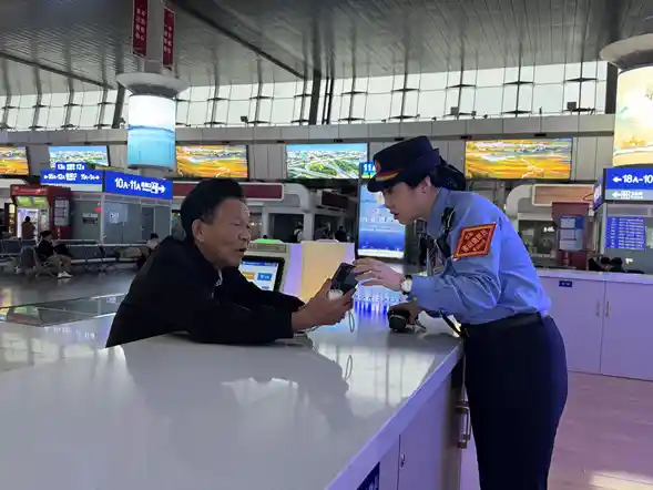 铁轨上的温度守护者——天津站客运值班员施彤的暖心故事