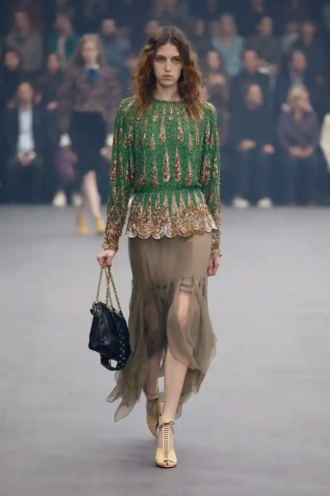华伦天奴巴黎首秀：春夏新品引爆时尚新潮流