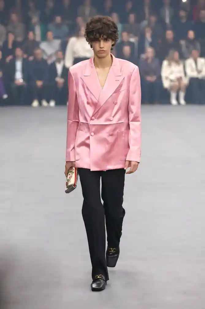 华伦天奴巴黎首秀：春夏新品引爆时尚新潮流