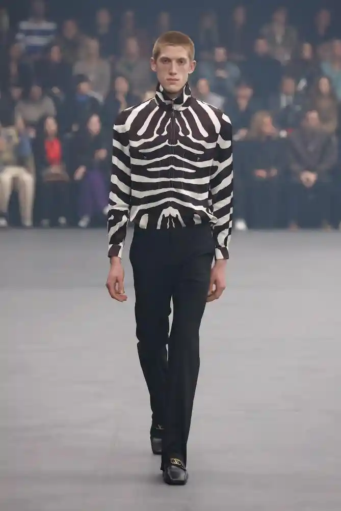 华伦天奴巴黎首秀：春夏新品引爆时尚新潮流