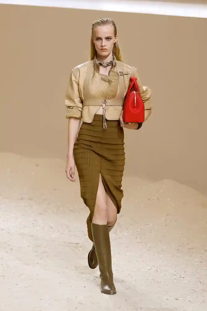 爱马仕巴黎秀场焕新登场，春夏新品成衣引爆时尚新纪元