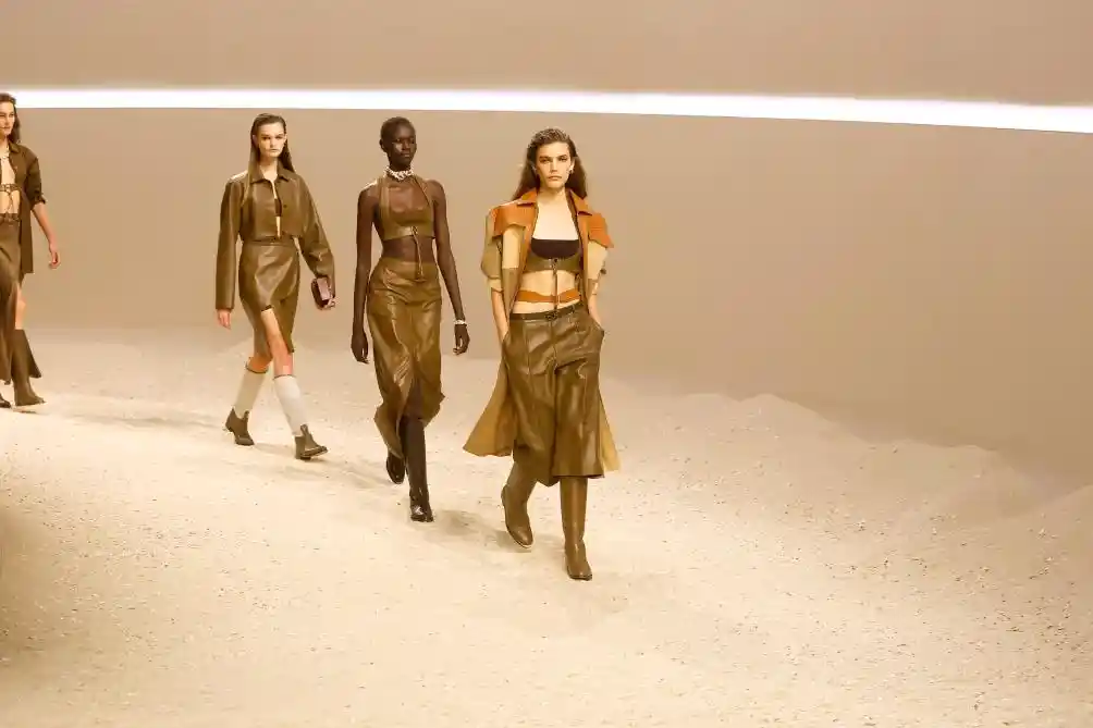 爱马仕巴黎秀场焕新登场，春夏新品成衣引爆时尚新纪元