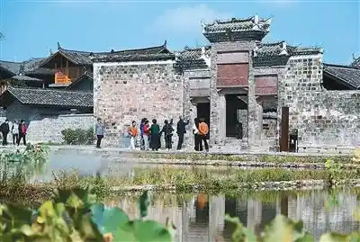 湘西小城爆红之后：一碗酸汤粉牵出的文旅逆袭战