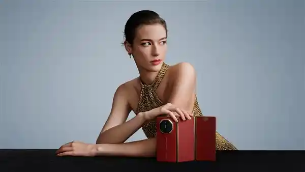 华为折叠新王驾到！Mate XTs硬刚iPhone 17，巅峰之战一触即发