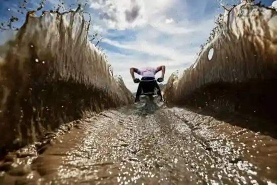 首届手机摄影大展冲浪作品陷抄袭风波，参展资格被撤销