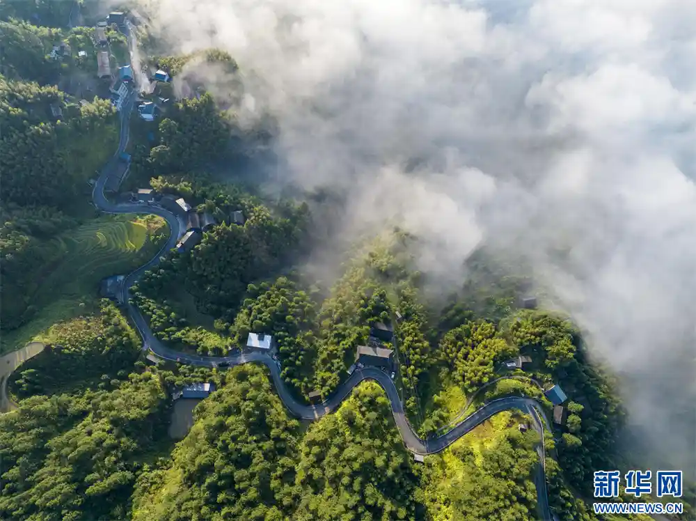 云海漫卷月亮山,贵州从江现梦幻奇景