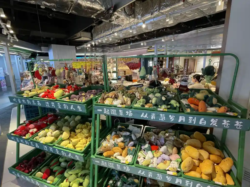 包搭子走红背后:小挂件掀起年轻人新潮流