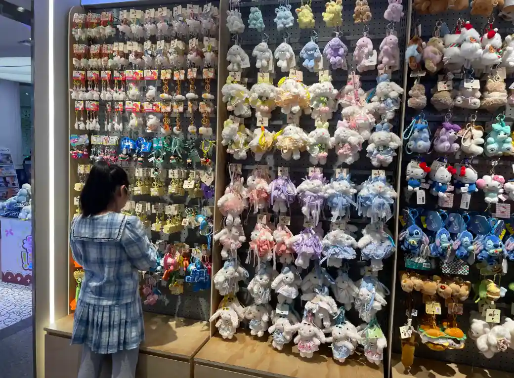 包搭子走红背后:小挂件掀起年轻人新潮流