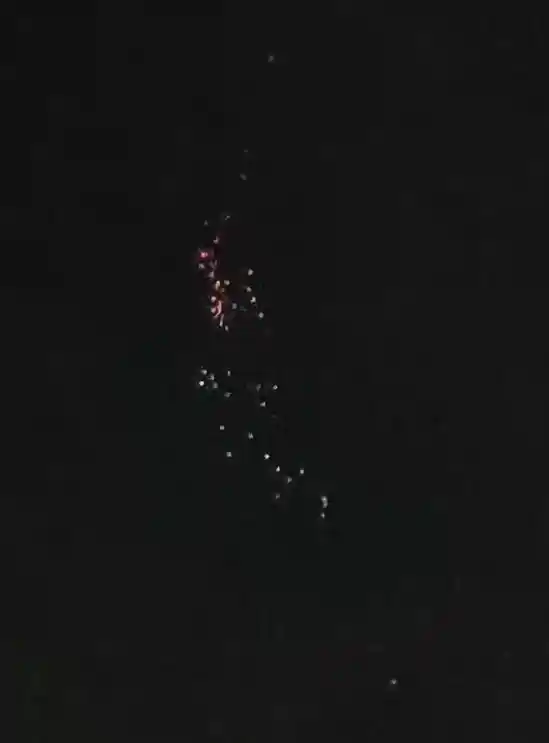 哈尔滨夜空惊现神秘光点群!悬停20分钟引全城围观,气象天文部门紧急回应