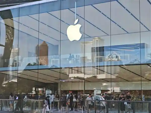 iPhone 17引爆市场！门店人潮涌动，黄牛果粉争抢首发权