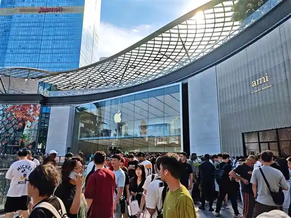 iPhone 17引爆市场!门店人潮涌动,黄牛果粉争抢首发权