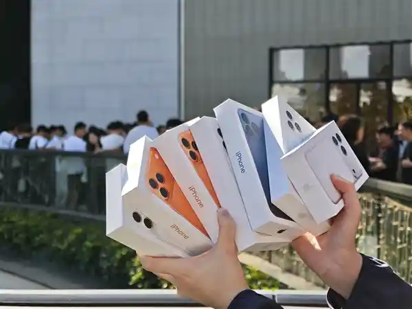 iPhone 17引爆市场!门店人潮涌动,黄牛果粉争抢首发权