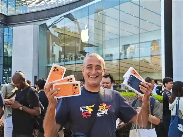 iPhone 17引爆市场!门店人潮涌动,黄牛果粉争抢首发权