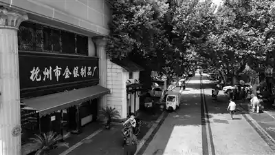 银发族的潮流革命：老年时尚街如何重塑城市风景