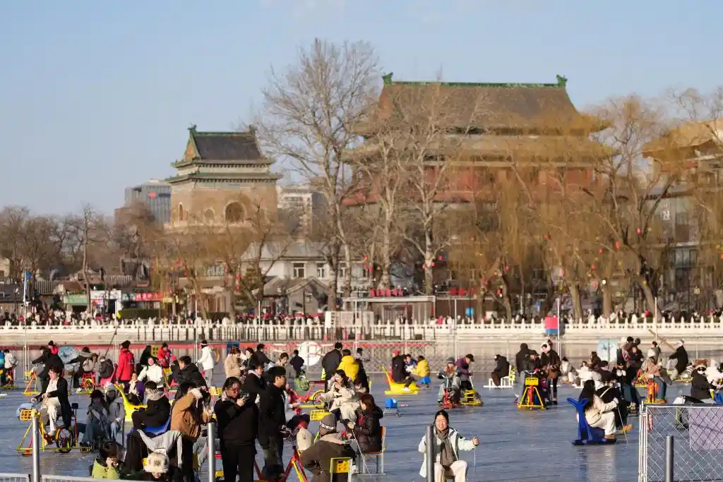 冰趣新玩法：北京什刹海上演冬日奇遇记