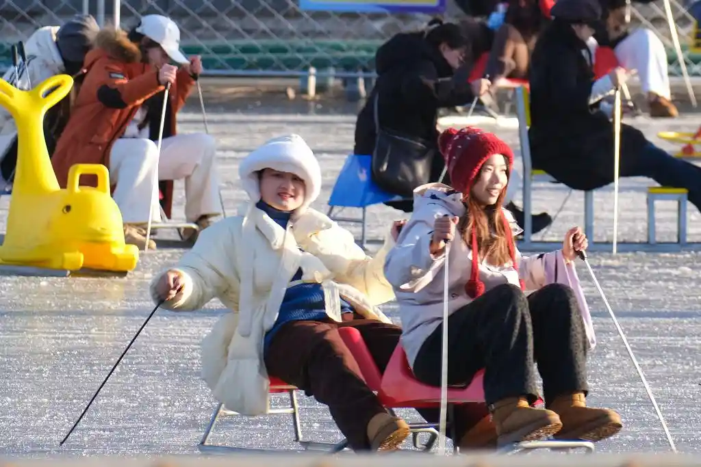 冰趣新玩法：北京什刹海上演冬日奇遇记