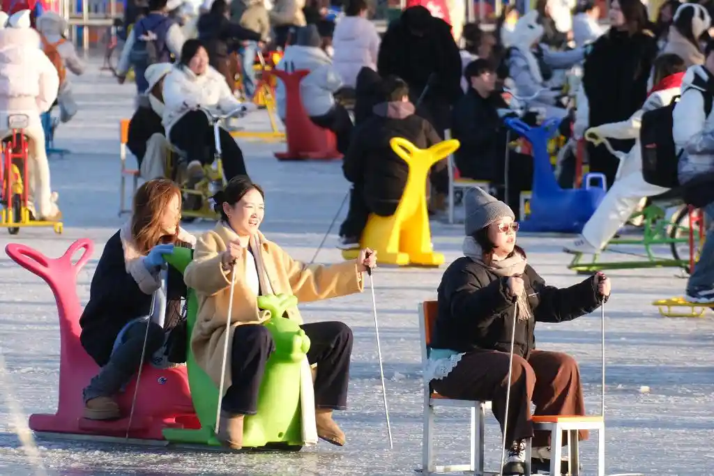 冰趣新玩法：北京什刹海上演冬日奇遇记