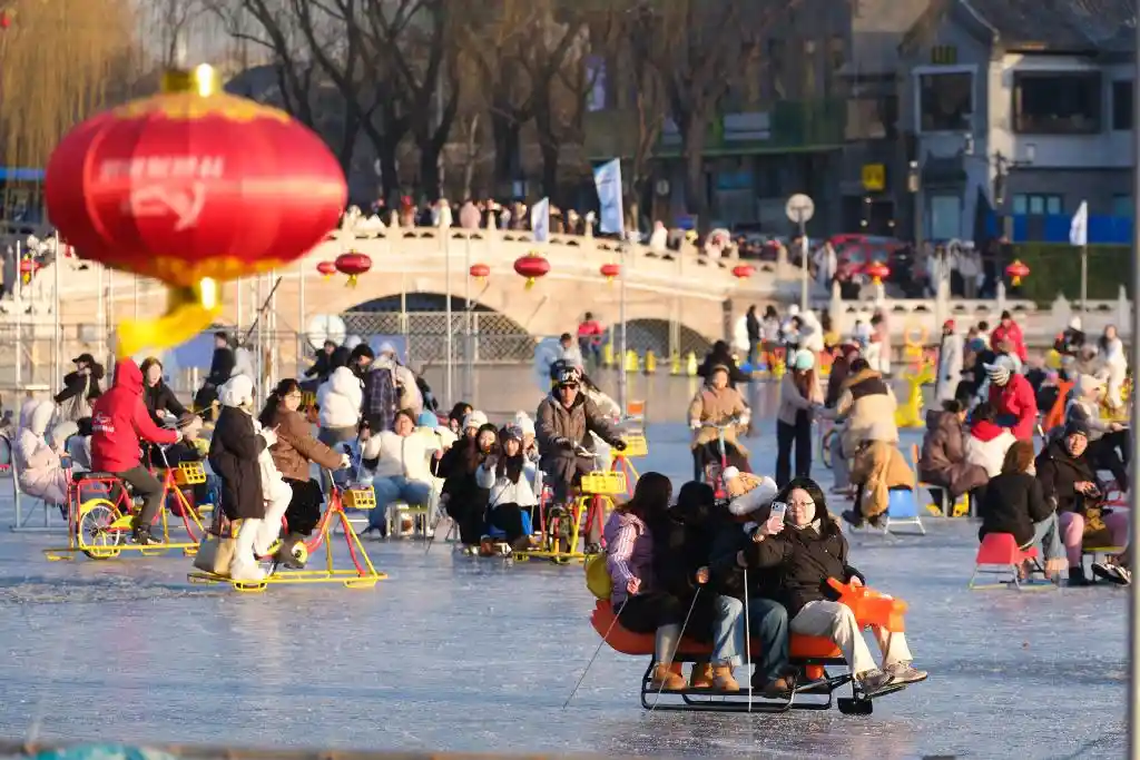 冰趣新玩法：北京什刹海上演冬日奇遇记