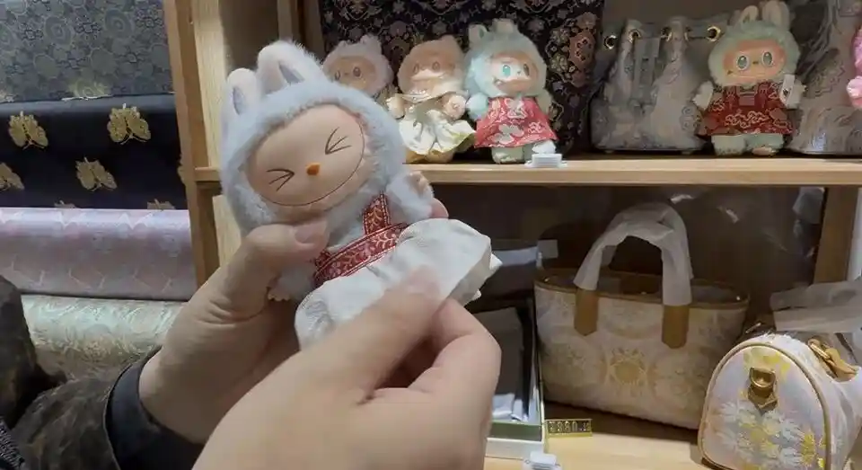 幽灵衣横空出世！全球首件零尺码概念时装引爆抢购潮，万人排队却无人能上身